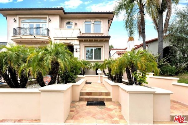 Exterior, Facade, Mediterranean