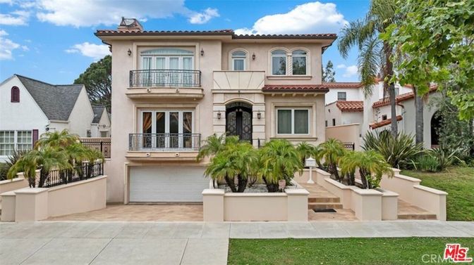 Attached, Exterior, Facade, Mediterranean