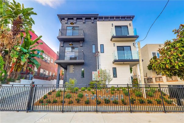 Exterior, Facade, Brick Facade, Rowhouse