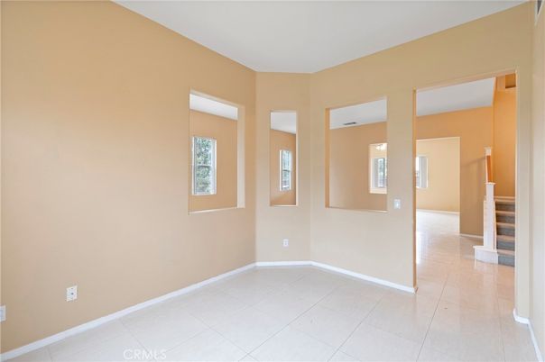 Empty room, Interior