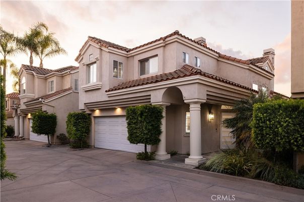 Attached, Exterior, Facade, Mediterranean