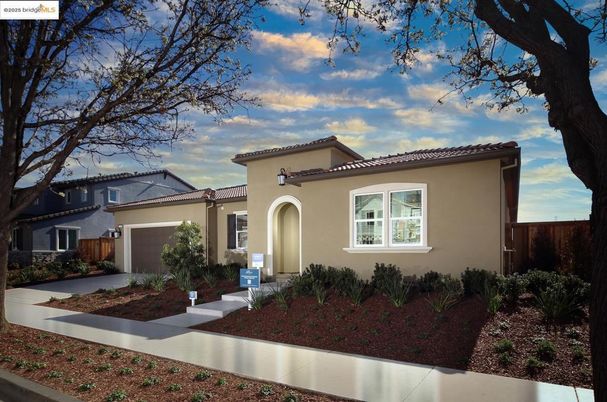 Attached, Exterior, Facade, Mediterranean