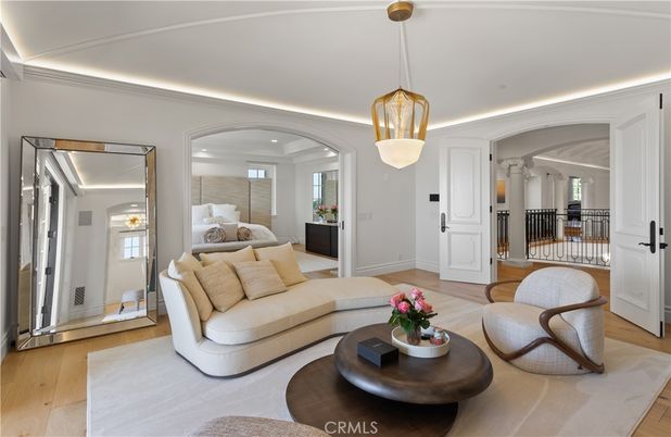 Interior, Living room, Pendant Lights, Recessed Lighting, Wood Texture Flooring