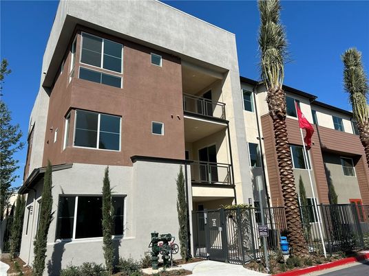 Exterior, Facade, Modern