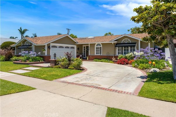 Attached, Exterior, Facade, Ranch