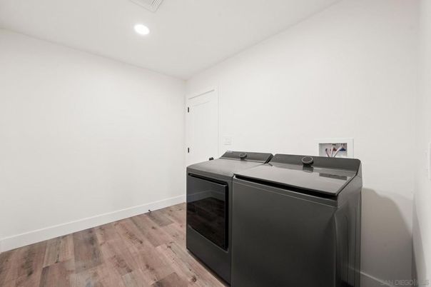 Interior, Recessed Lighting, Washer, Wood Texture Flooring