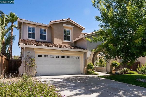 Attached, Exterior, Facade, Mediterranean