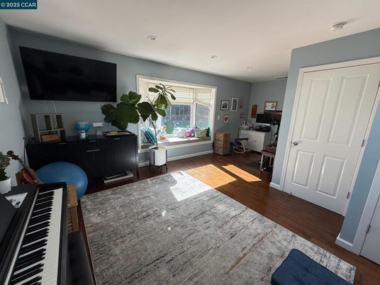 Interior, Piano, Recessed Lighting, Wood Texture Flooring