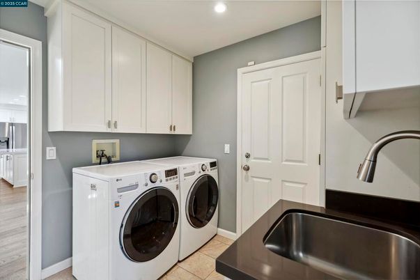 Interior, Recessed Lighting, Washer, Wood Texture Flooring