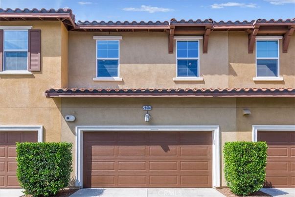 Attached, Exterior, Facade, Mediterranean
