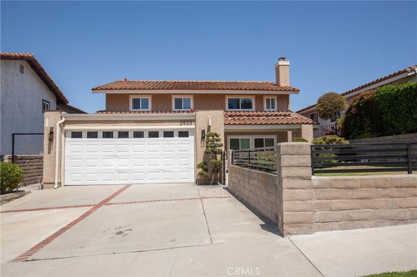 Attached, Exterior, Facade, Mediterranean
