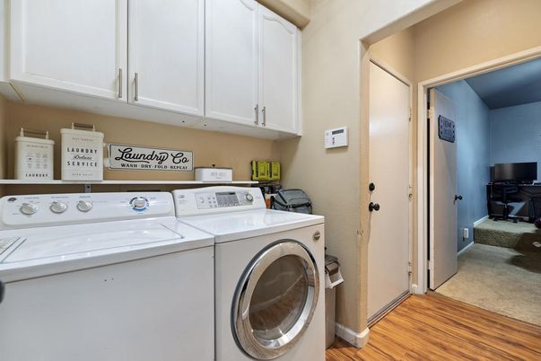 Interior, Washer, Wood Texture Flooring