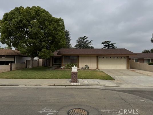 Attached, Exterior, Facade, Ranch