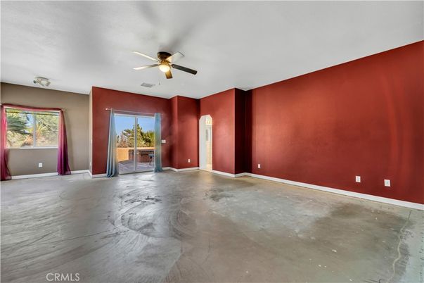 Empty room, Interior