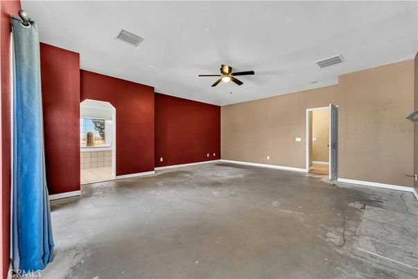 Empty room, Interior