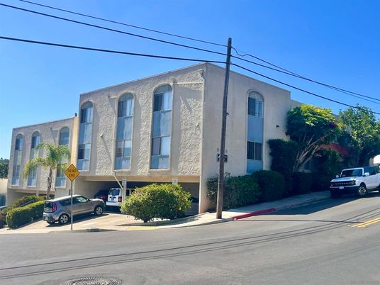 Exterior, Facade, Modern