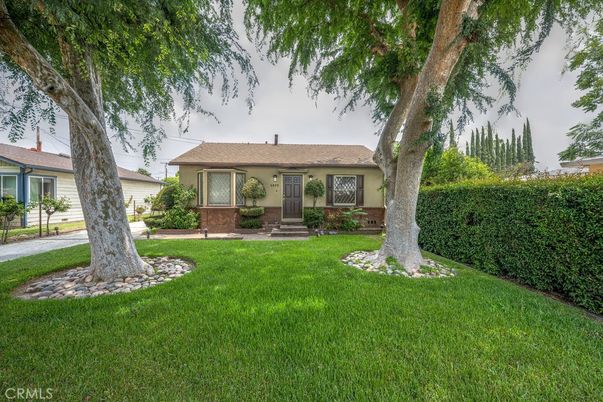 Backyard, Exterior, Facade, Brick Facade, Ranch