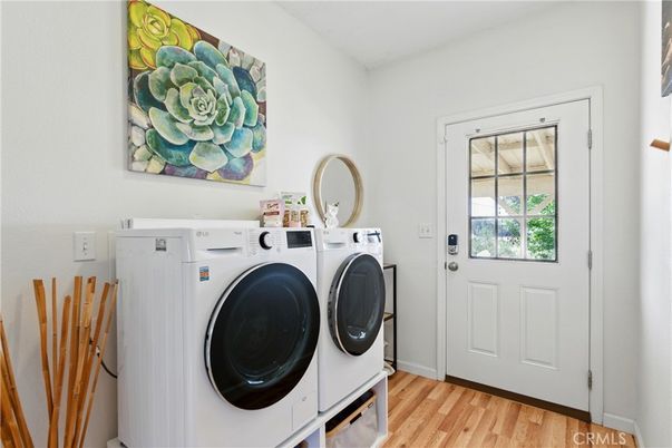 Interior, Washer, Wood Texture Flooring