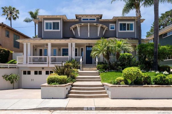 Attached, Exterior, Facade, Mediterranean