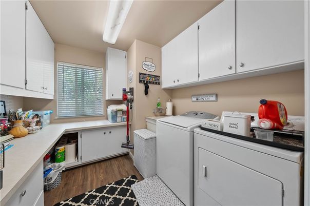 Interior, Washer, Wood Texture Flooring