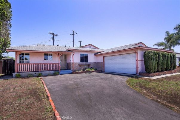 Attached, Exterior, Facade, Ranch