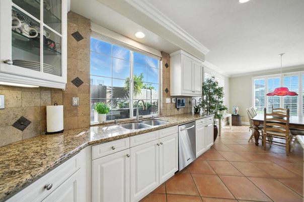 Dining room, Interior, Kitchen, Pendant Lights, Recessed Lighting, Stainless Steel Appliances
