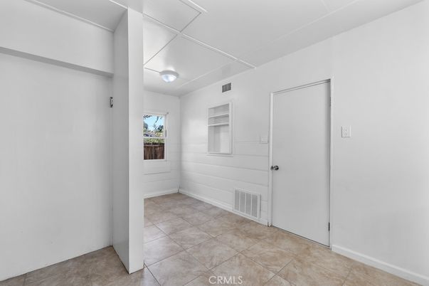 Empty room, Interior