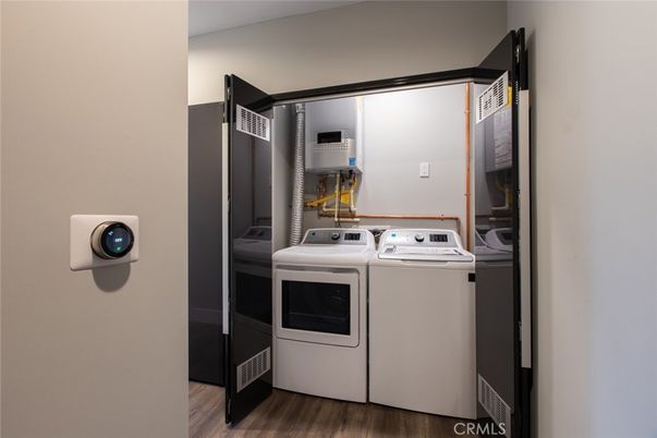 Interior, Washer, Wood Texture Flooring