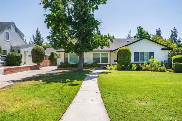 Backyard, Exterior, Facade, Ranch