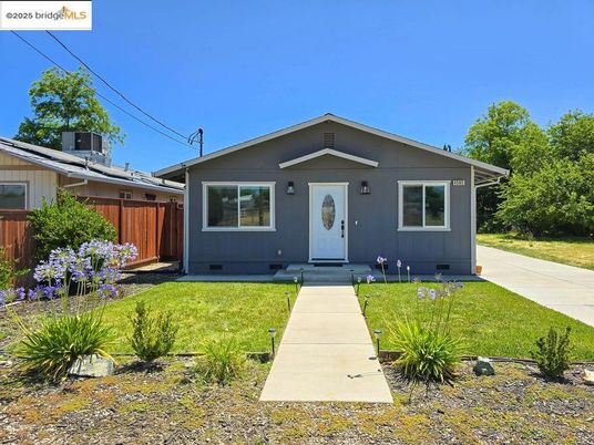 Exterior, Facade, Ranch