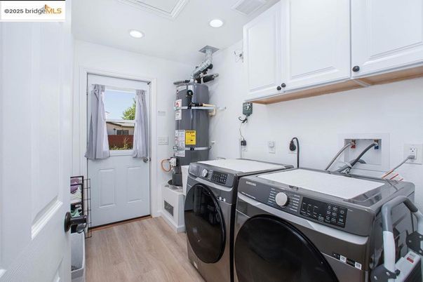 Interior, Recessed Lighting, Washer, Wood Texture Flooring