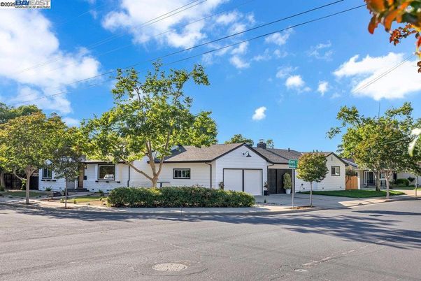 Exterior, Facade, Ranch
