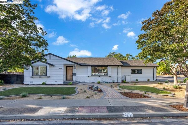 Exterior, Facade, Ranch