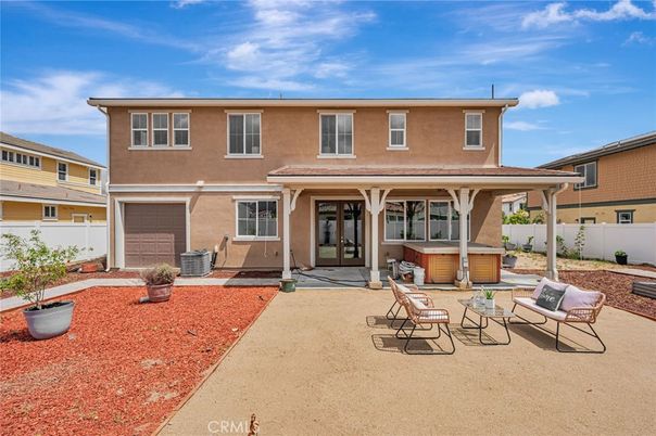 Attached, Exterior, Facade, Hot Tub, American Foursquare