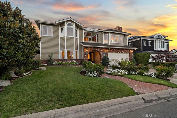 Attached, Exterior, Facade, Brick Facade, Queen Anne Victorian