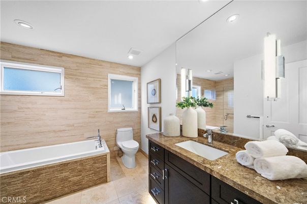 Bathroom, Dual Sink Vanities, Interior, Recessed Lighting