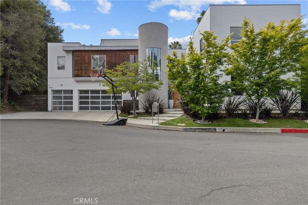 Attached, Exterior, Facade, Modern