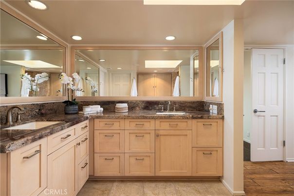 Bathroom, Dual Sink Vanities, Interior, Recessed Lighting