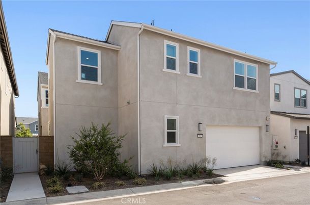 Attached, Exterior, Facade, Rowhouse