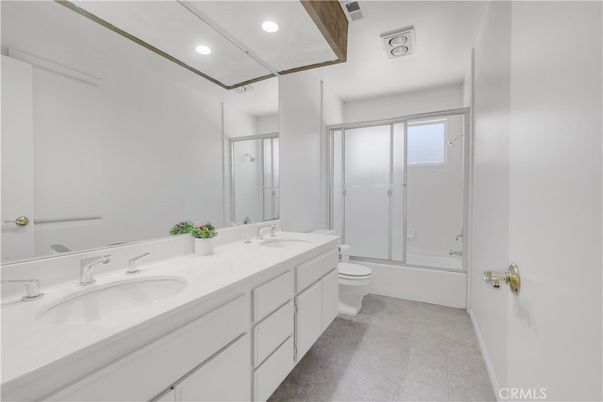Bathroom, Dual Sink Vanities, Interior, Recessed Lighting