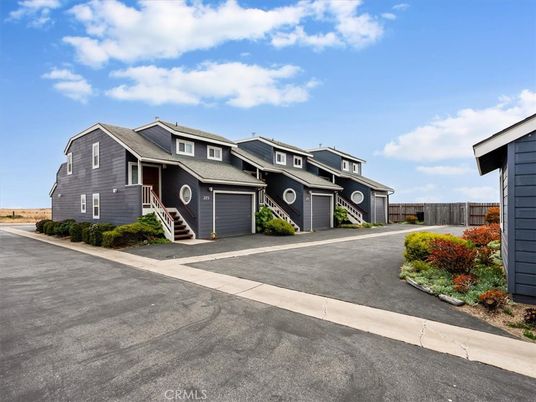 Attached, Exterior, Facade, American Craftsman