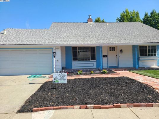 Attached, Exterior, Facade, Ranch