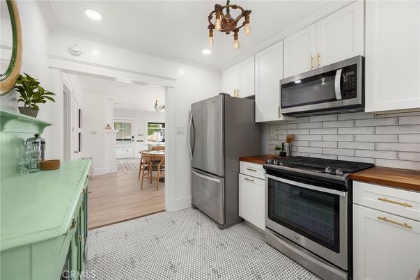 Chandelier, Dining room, Interior, Kitchen, Recessed Lighting, Stainless Steel Appliances, Wood Texture Flooring