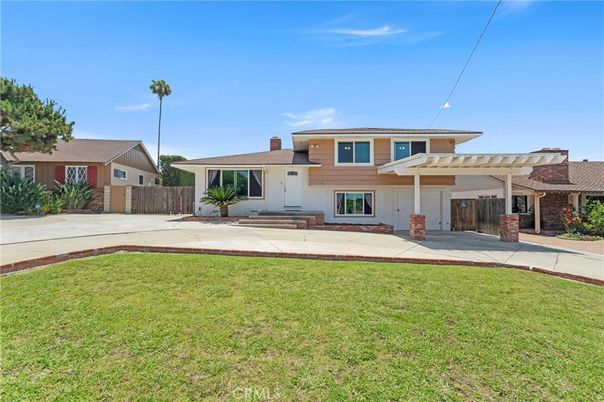 Backyard, Exterior, Facade, Split Level