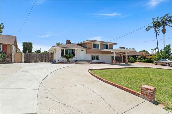 Backyard, Exterior, Facade, Split Level