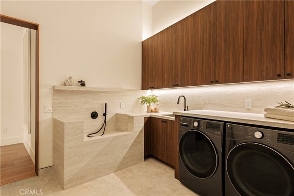 Interior, Washer, Wood Texture Flooring