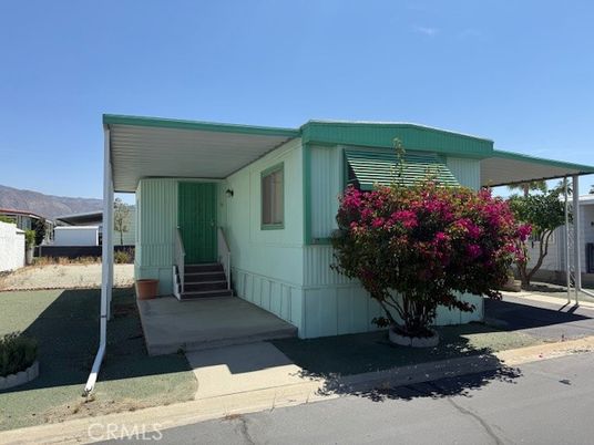 Exterior, Facade, Modern