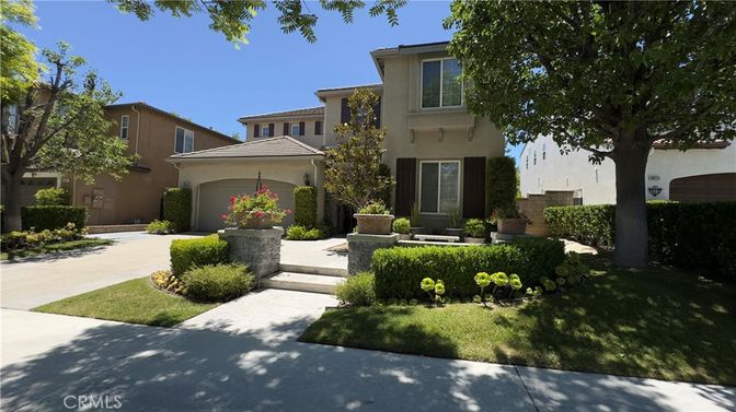 Attached, Exterior, Facade, Mediterranean