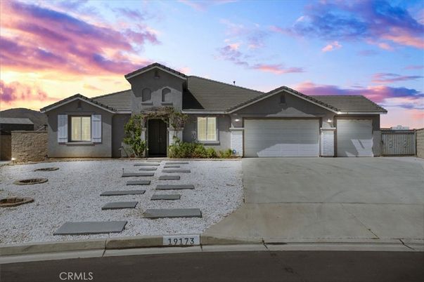 Attached, Exterior, Facade, Ranch