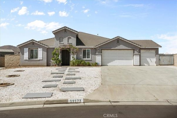 Attached, Exterior, Facade, Ranch